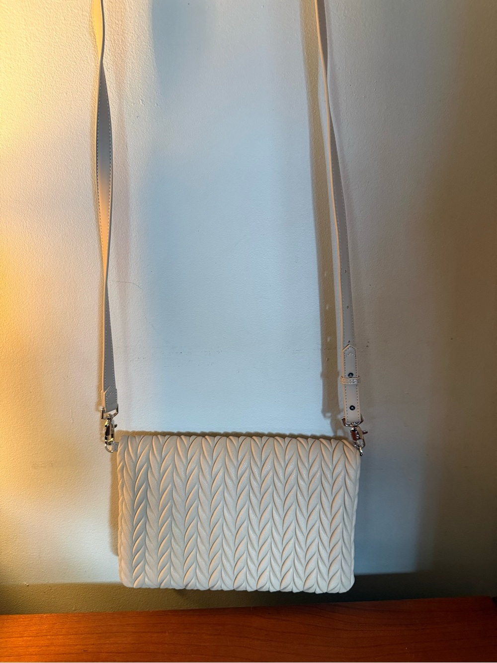 Stella & Dot Textured Cream Quilted Style Crossbody with Adjustable Strap NWOT - Picture 7 of 7